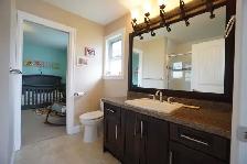 Spacious 3-Bedroom Family Home for Rent in Surrey - Photo 9