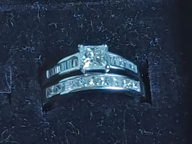 BAGUES EN OR BLANC 18K ET VRAIS DIAMANTS  2900$-VALEUR 6000$