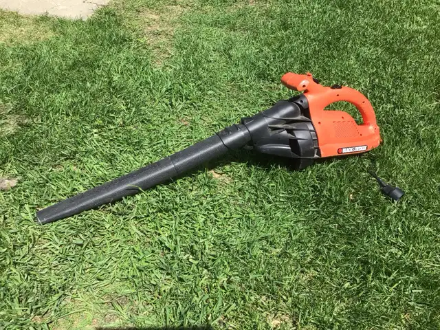 Black Decker leaf / debris blower -