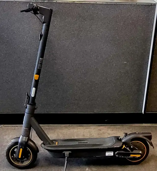 Ninebot Kick Max G2 E-Scooter (32564326)2