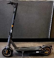 Ninebot Kick Max G2 E-Scooter (32564326)2