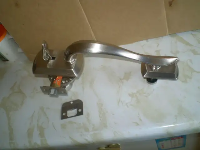 ELEGANT WEISER ENTRANCE DOOR LATCH SET-NO DEADBOLT $25