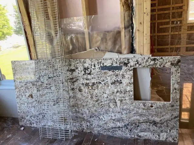 Comptoir de granite, épaisseur 1 1/4 po.
