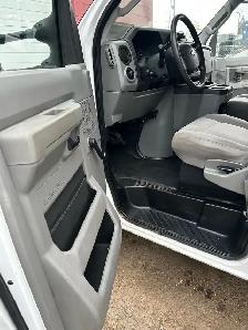 2009 Ford E450 16’ Cube Van - Photo 9