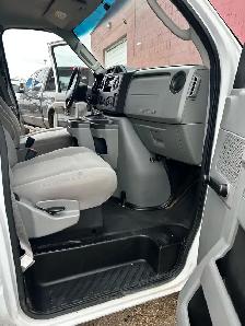 2009 Ford E450 16’ Cube Van - Photo 10