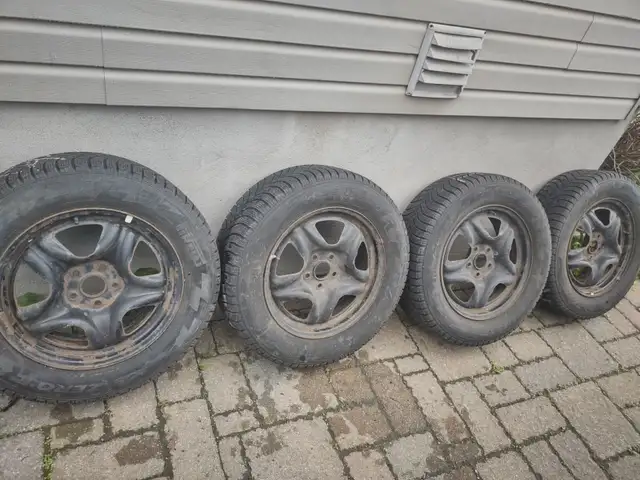 225-65R17x4 pneus hiver Pirelli sur jantes Toyota Rav4 2017