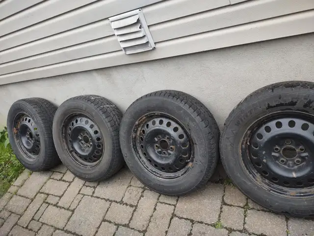 225-65R17x4 pneus hiver Motomaster sur jante Chevrolet Équinox