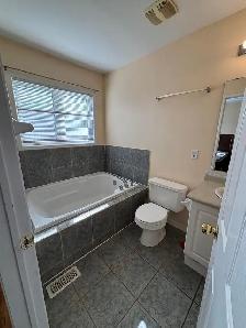 YORK UNIVERSITY VILLAGE - 1 master bedroom Female student only - Photo 6
