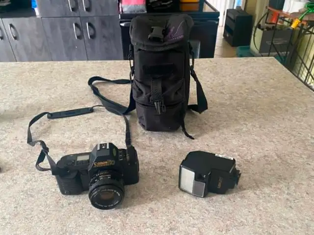 Appareil photo Canon T70 35 mm avec objectif, flash et sac