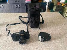 Appareil photo Canon T70 35 mm avec objectif, flash et sac