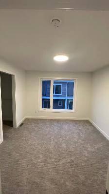 Private bedroom with attached washroom for rent - Photo 2