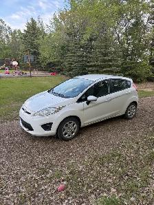 Ford Fiesta SE Hatchback - Photo 2