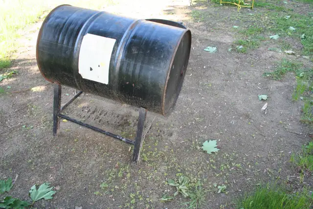 Baril 45 gallons avec suport feu de camp camping etc (Livraison)