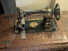 Singer Sewing Machine - Photo 4