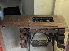 Singer Sewing Machine - Photo 6
