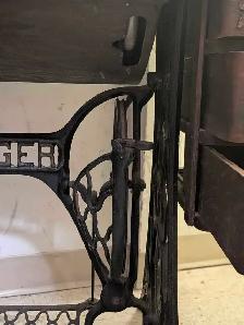 Singer Sewing Machine - Photo 8
