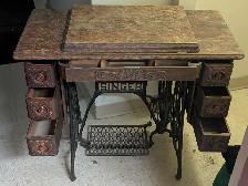 Singer Sewing Machine - Photo 9