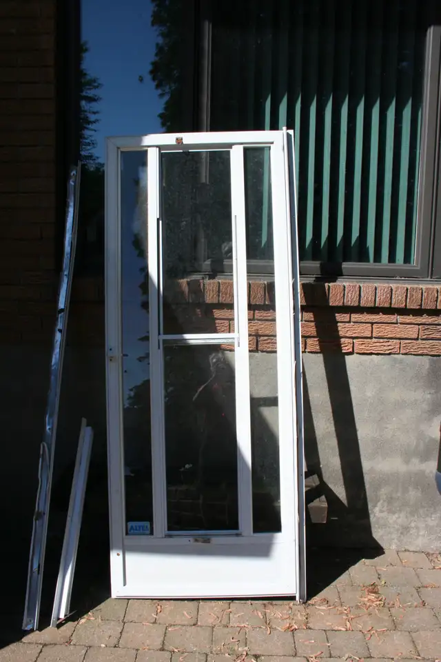 2-Portes aluminium extérieur Livraison possible 50$ Chaque