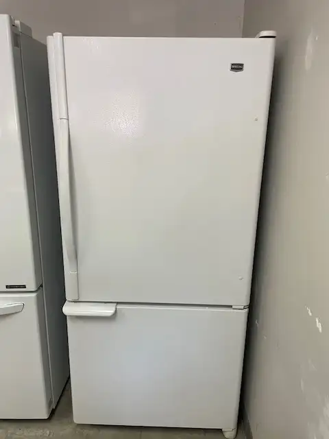 Réfrigérateur blanc 29'' congélateur en bas Maytag