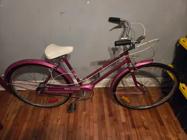 Velo vintage ccm mauve 3 vitesse roues 26po cadre 18po