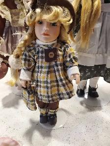 beautiful porcelain dolls - Photo 3