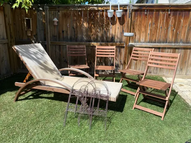 patio lounger and 4 foldable chairs