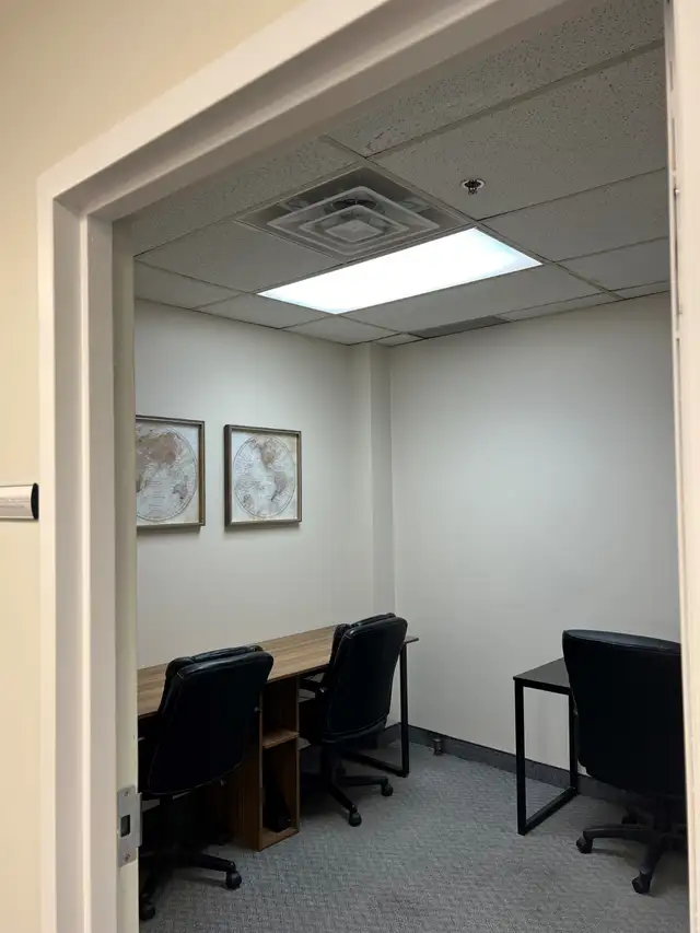 BUREAU À LOUER / PRIVATE OFFICE FOR RENT
