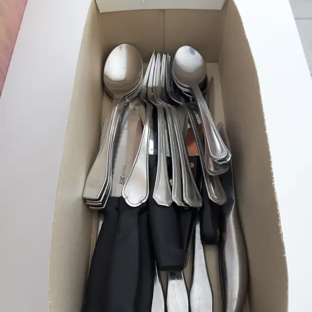 29USTENSILES CUISINE:12 COUTEAUX NOIR BLANC,5 FOURCHETTES 12CUIL
