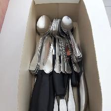 29USTENSILES CUISINE:12 COUTEAUX NOIR BLANC,5 FOURCHETTES 12CUIL