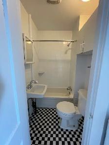 Nice bachelor with balcony -Centretown -Available September 1st! - Photo 7