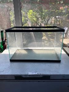 10 Galon fish tank with canopy - Photo 3