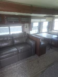 Rear Living Couples Trailer – Spacious & Lightweight - Photo 6