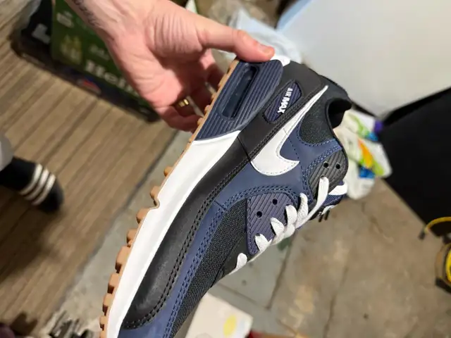 Air Max Nike size 9,5 neuf jamais porter pour 140$ négociable