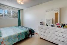 PRICE DROP! FRESHLY UPDATED 4 BED GREENVIEW HOME FOR SALE - Photo 5