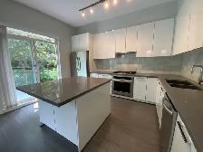 3 Bed 1 Den   2.5 Bath Colborne Lane Townhouse for Rent ! - Photo 2