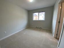 3 Bed 1 Den   2.5 Bath Colborne Lane Townhouse for Rent ! - Photo 6