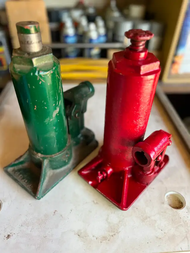 TWO WORKING  3 ton   BOTTLE JACKS