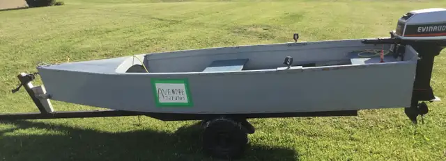 Bateau en cèdre et moteur