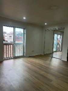 Private Room  near Dufferin st TTC subway in Downtown Toronto - Photo 5