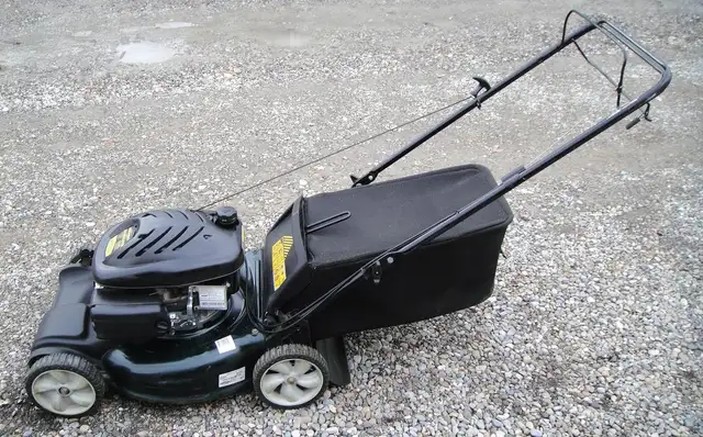 YARDWORKS SELF PROPELLED GAS LAWN MOWER