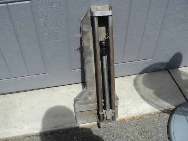 Tile Cutter ~ Aluminum ~ Jsut $20! CALLS ONLY PLEASE!