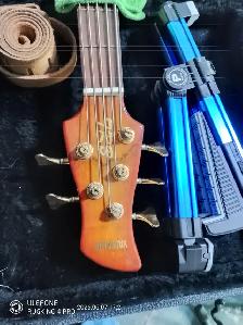 Yamaha 5 string Bass - Photo 2