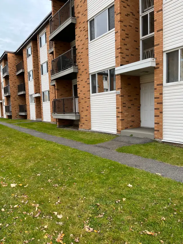 5 1/2 TOUT INCLUS! À Ste-Foy pour JUILLET! Avenue de Bourgogne