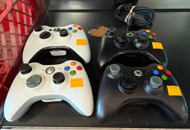Xbox 360 Controllers - x4 Available ( 3 Wireless, 1 Wired )