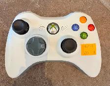 Xbox 360 Controllers - x4 Available ( 3 Wireless, 1 Wired ) - Photo 3