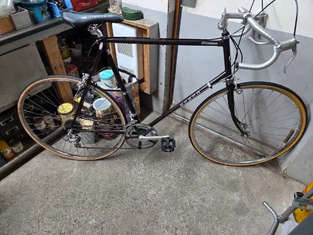 Velo de course norco bourgogne 12 vitesses roues 27po cadre 25po