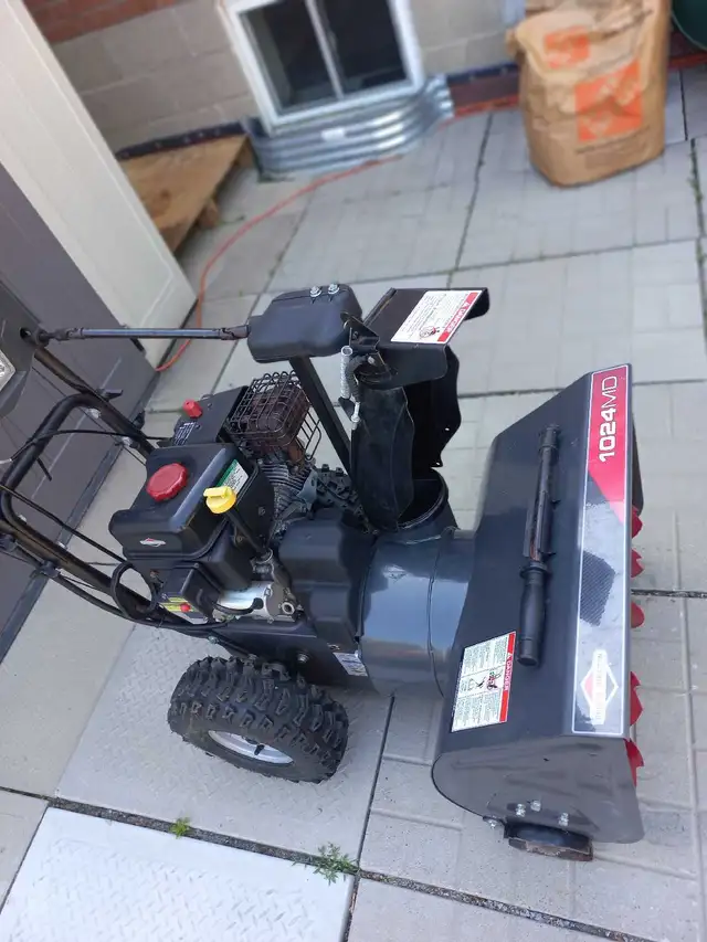 Briggs & Stratton 1024MD Snow Blower