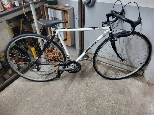 Velo de course nishiki 18 vitesses roues 27po cadre 19.5po