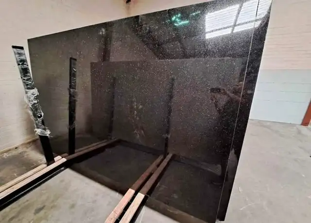 Black Quartz Countertop With Big Stylish Vein
