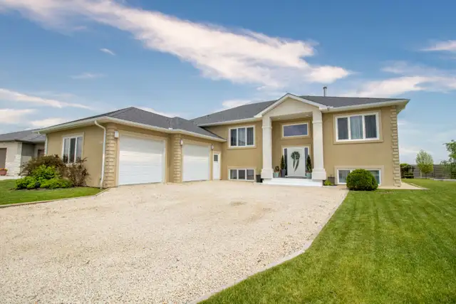 STUNNING, 6 bdrm, 3.5 bath Home in Steinbach w/ Guest Suite!